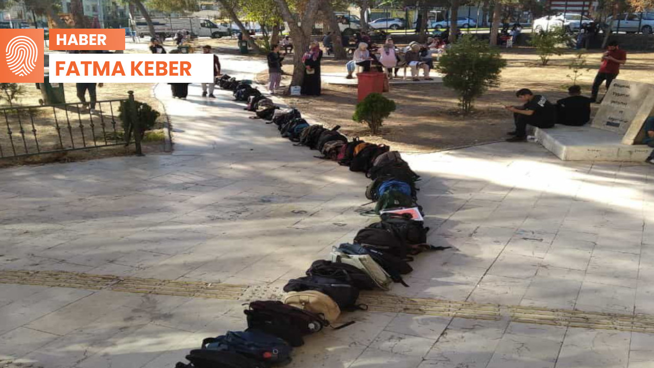 Urfa’da kütüphane önünde çanta sırası: Kapasite, ihtiyacı karşılamıyor