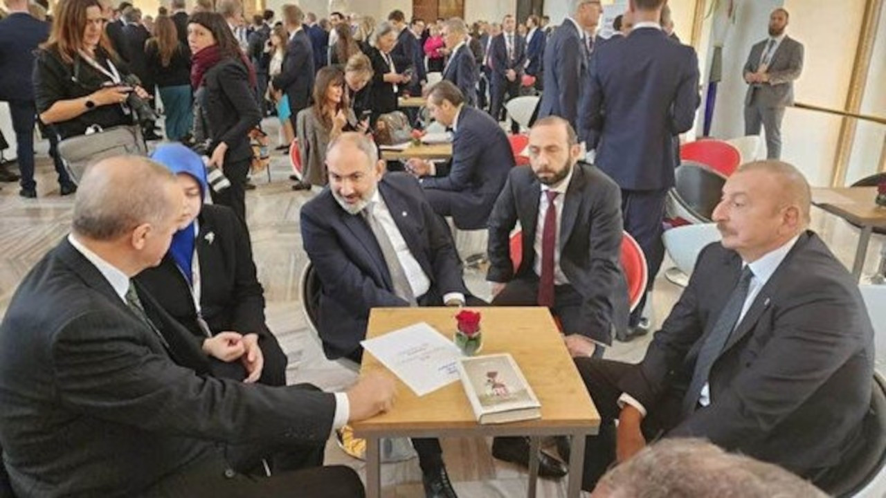 Erdoğan, Aliyev ve Paşinyan, Prag'da görüştü
