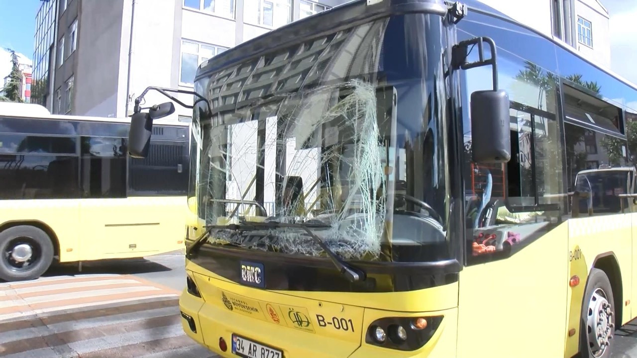 Gaziosmanpaşa'da 2 otobüs arasına sıkışan İETT şoförü öldü