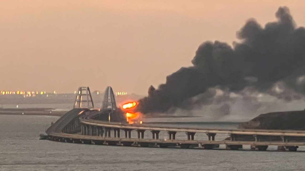 Kırım ile Rusya'yı birbirine bağlayan Kerç Köprüsü'nde patlama: 3 ölü