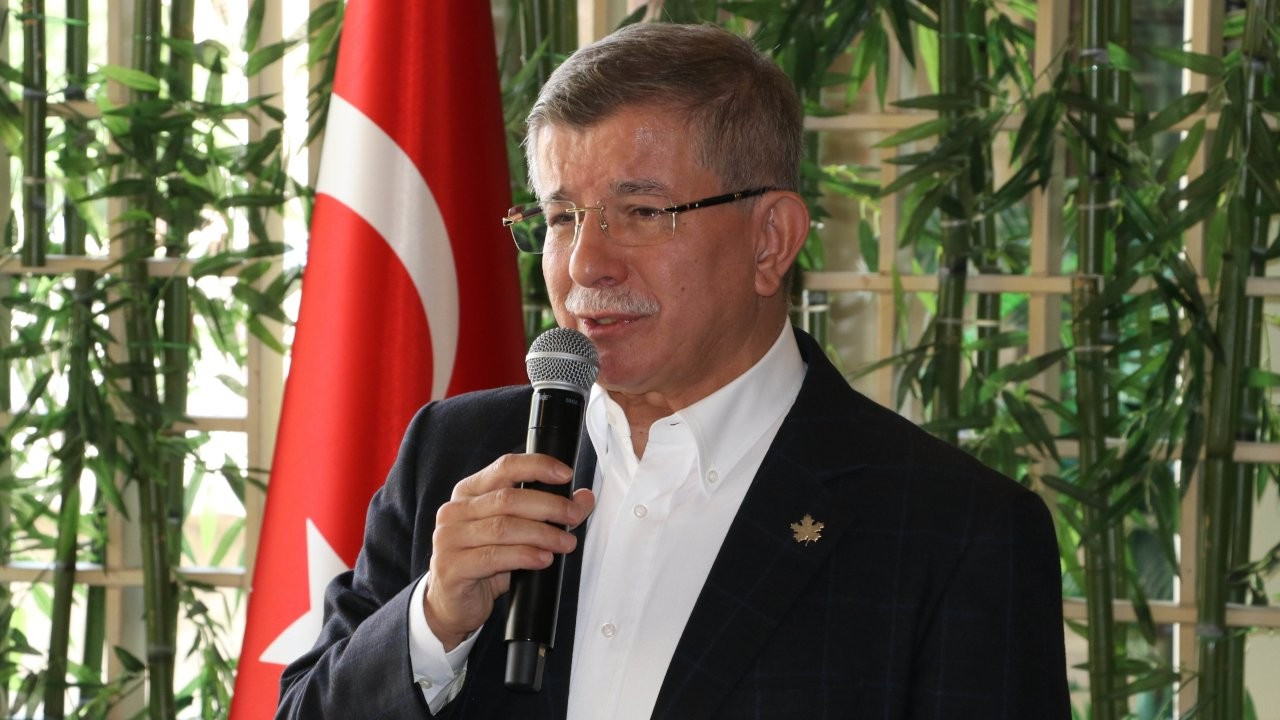 Ahmet Davutoğlu cuma namazından çıkarken yuhalandı