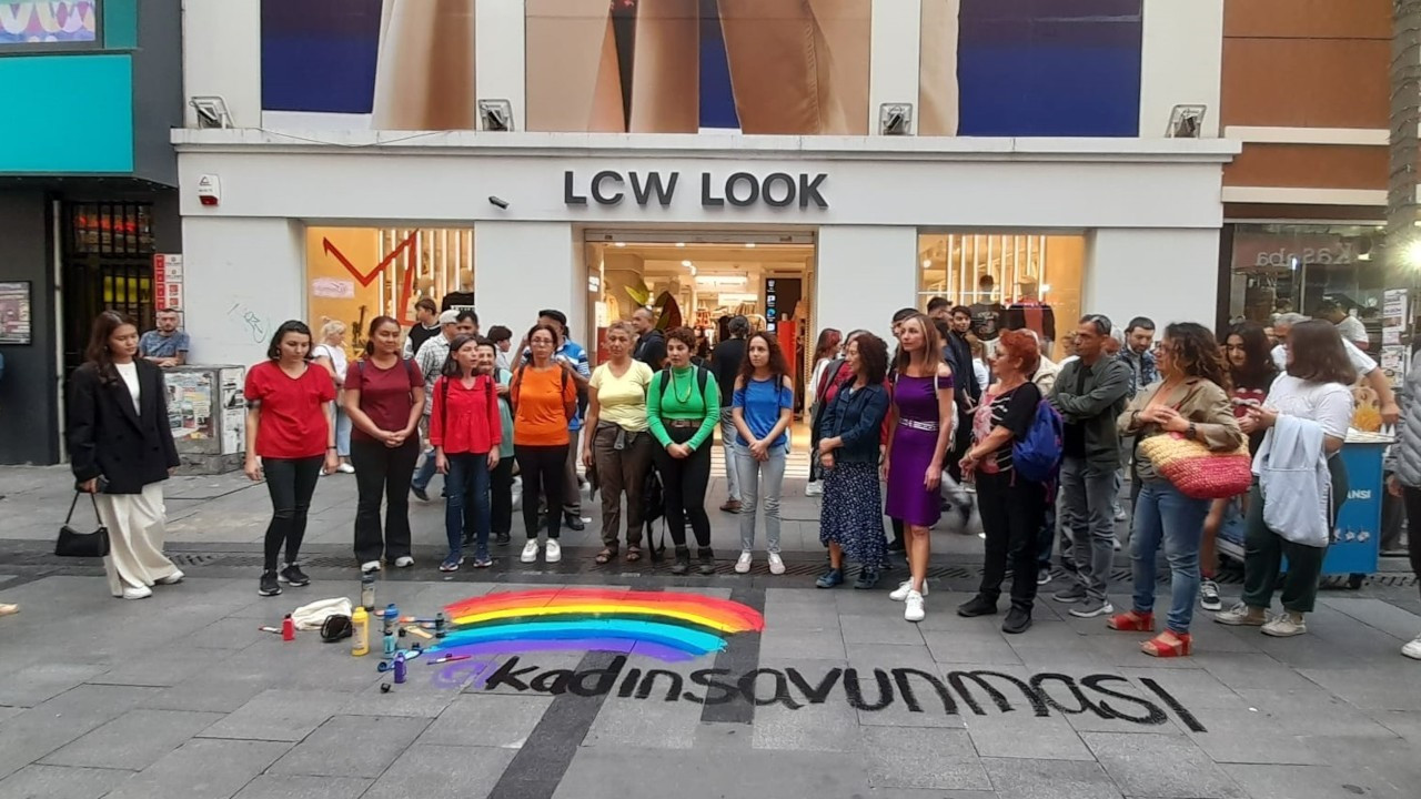 LC Waikiki protesto edildi: 'Kadınlar ve LGBTİ+'lar olarak tüm renklerimizle buradayız'