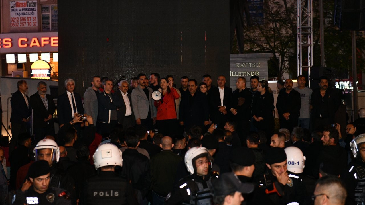 MHP’li Arzu Erdem polis zoruyla sahnede: 'Azdan az, çoktan çok'