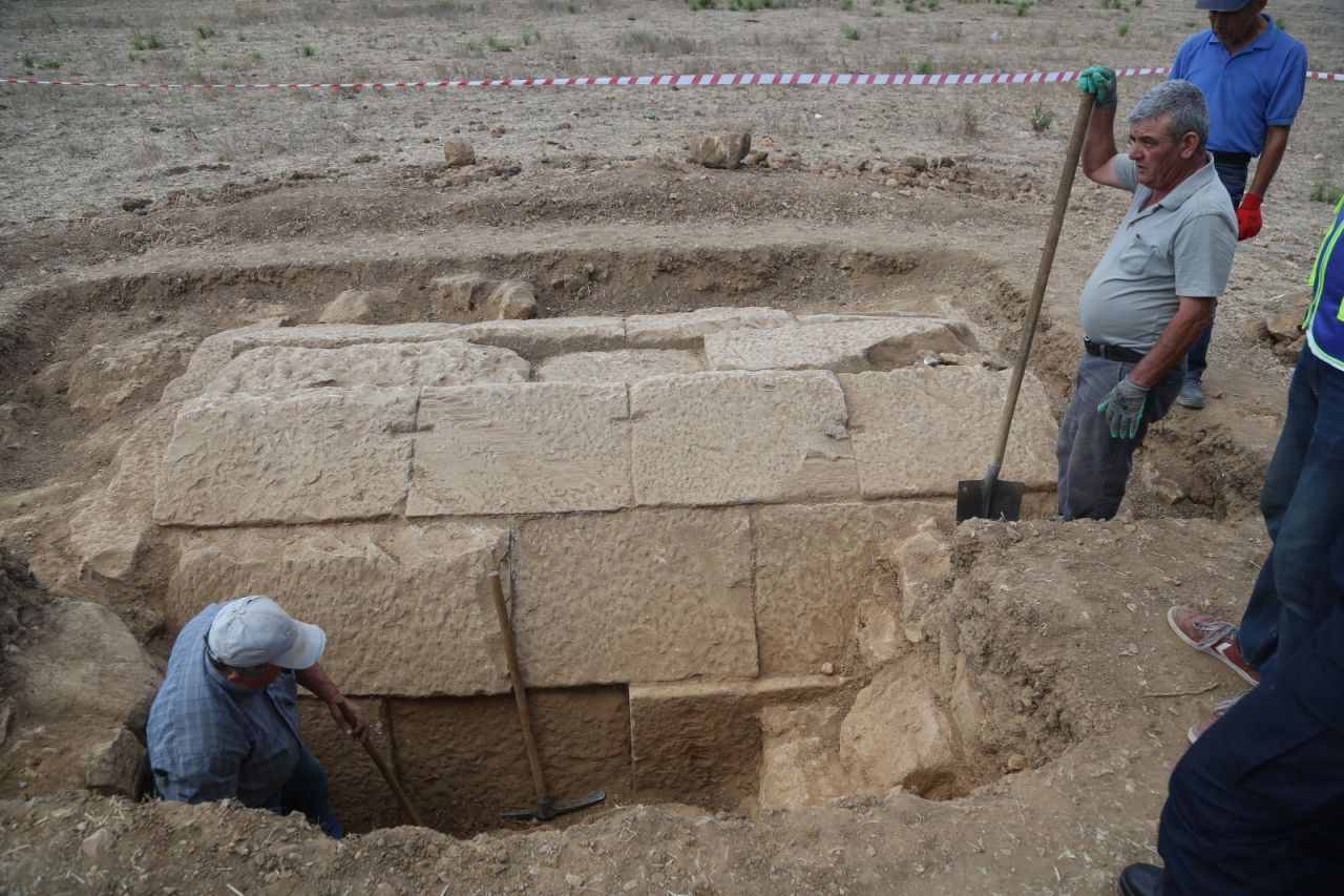 Çiftçinin traktörüne 2400 yıllık 'oda mezar' takıldı - Sayfa 2