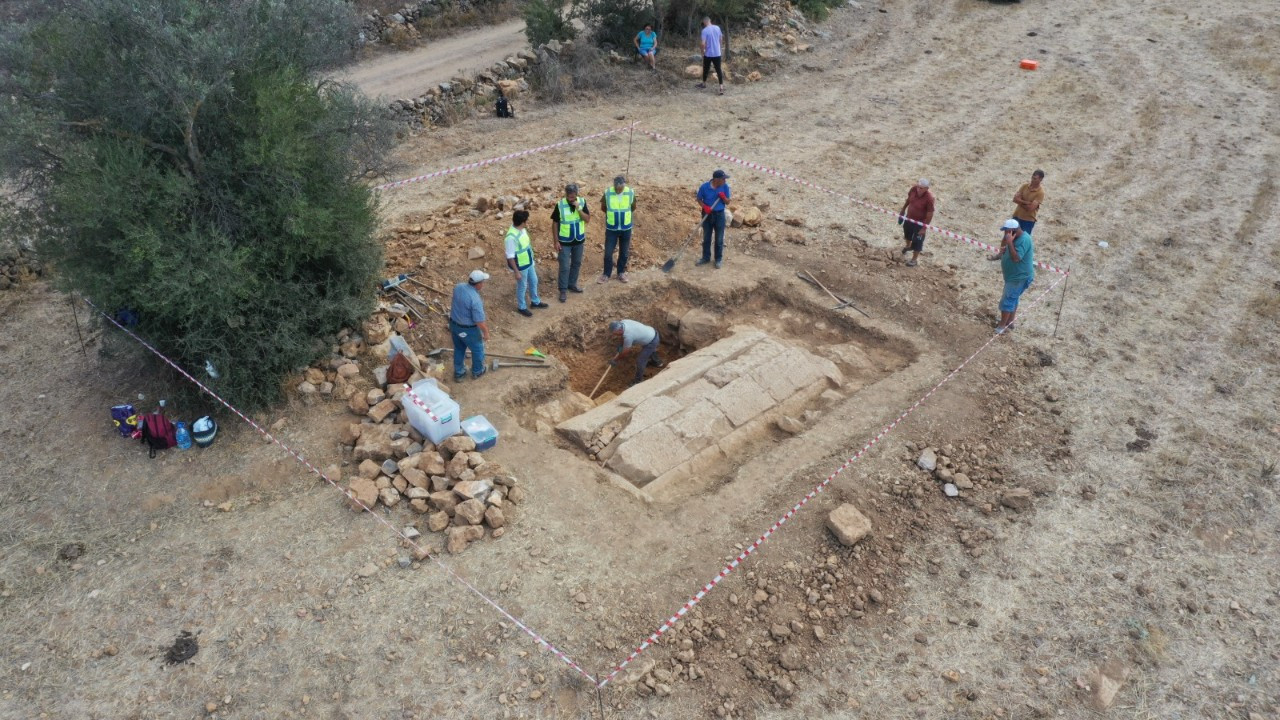 Çiftçinin traktörüne 2400 yıllık 'oda mezar' takıldı