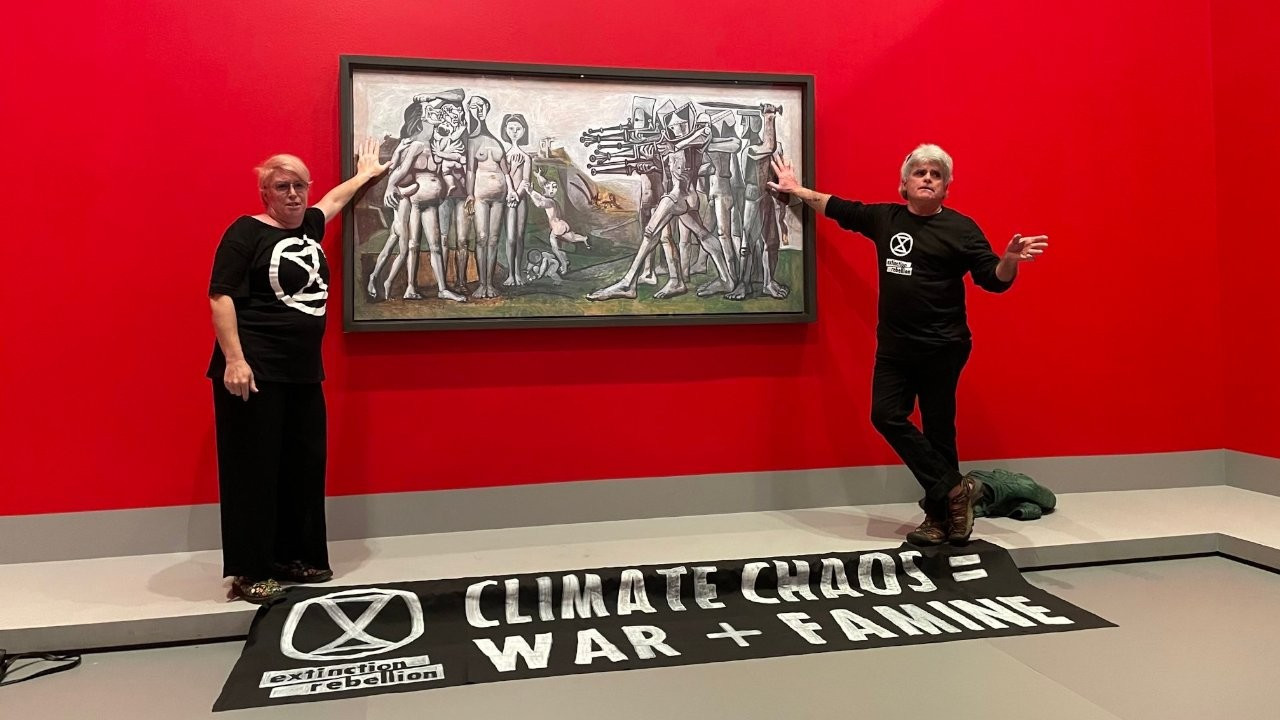 İklim hareketi üyeleri Picasso tablosuna ellerini yapıştırdı