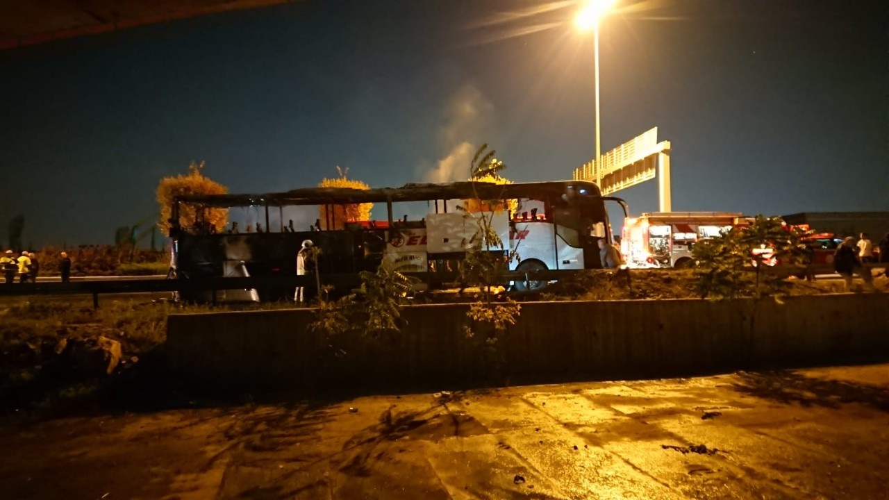Ankara'da lastiği patlayan yolcu otobüsü yandı