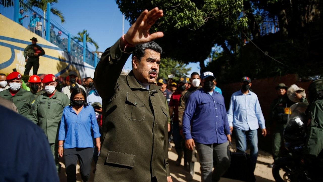 Venezuela'da heyelan: Maduro, afet bölgesine gitti