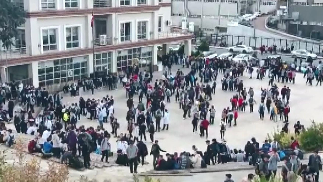 Başakşehir'de lisede yangın: Öğrenciler tahliye edildi