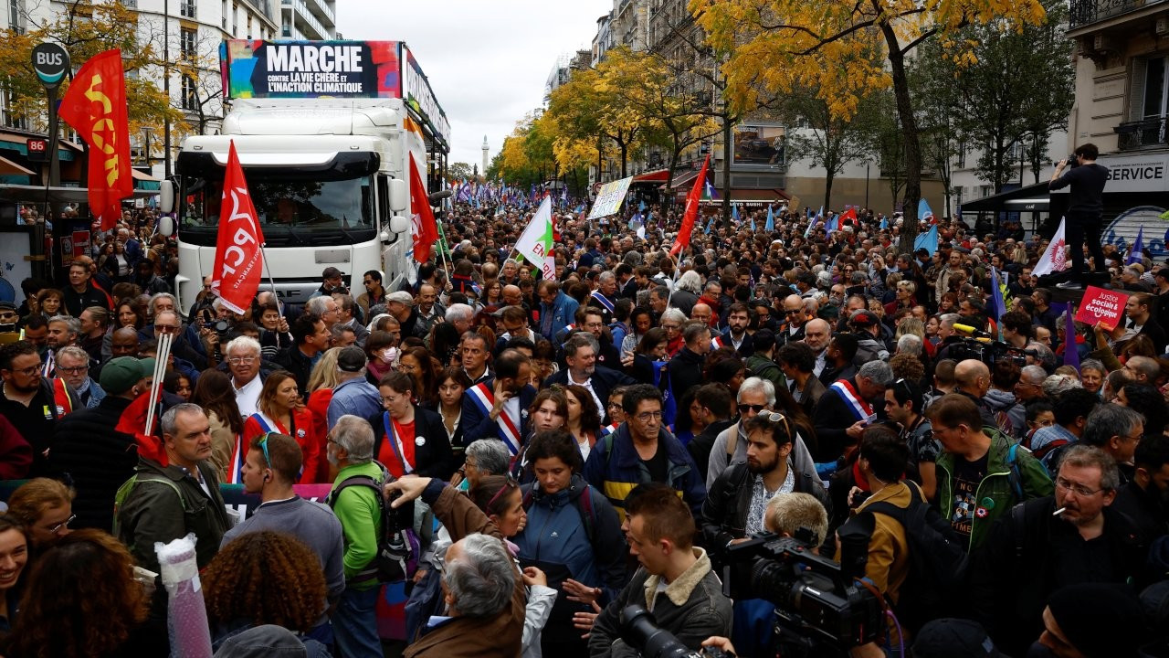 Fransa'da binlerce kişi hayat pahalılığını protesto etti