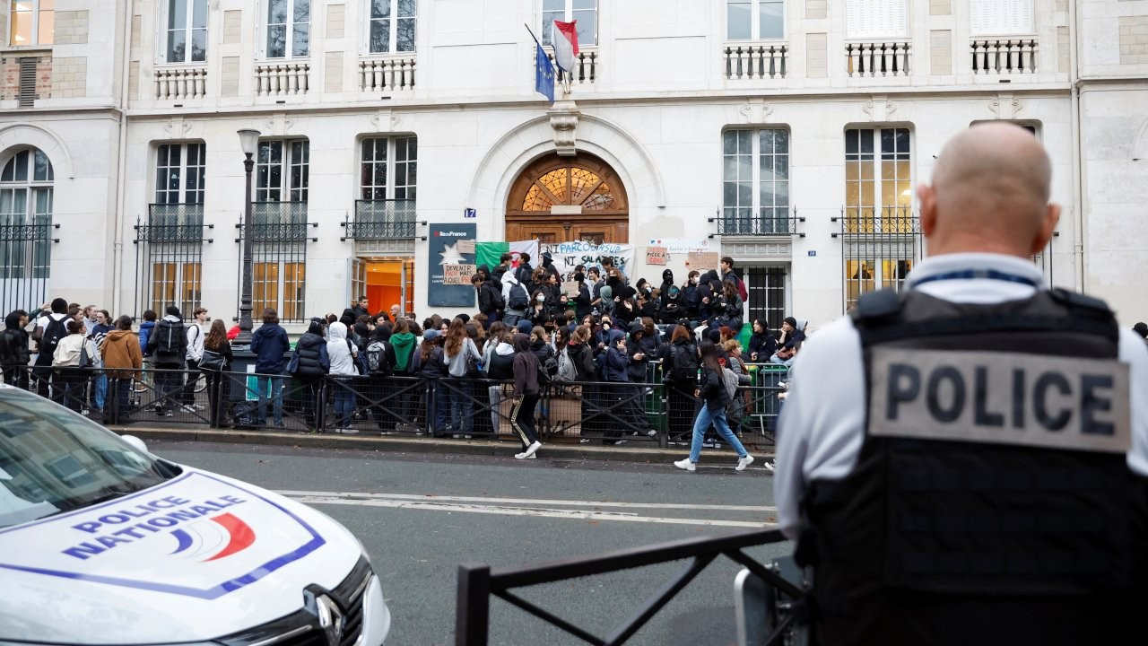 Fransa'da genel grev: Kamu çalışanları da iş bıraktı