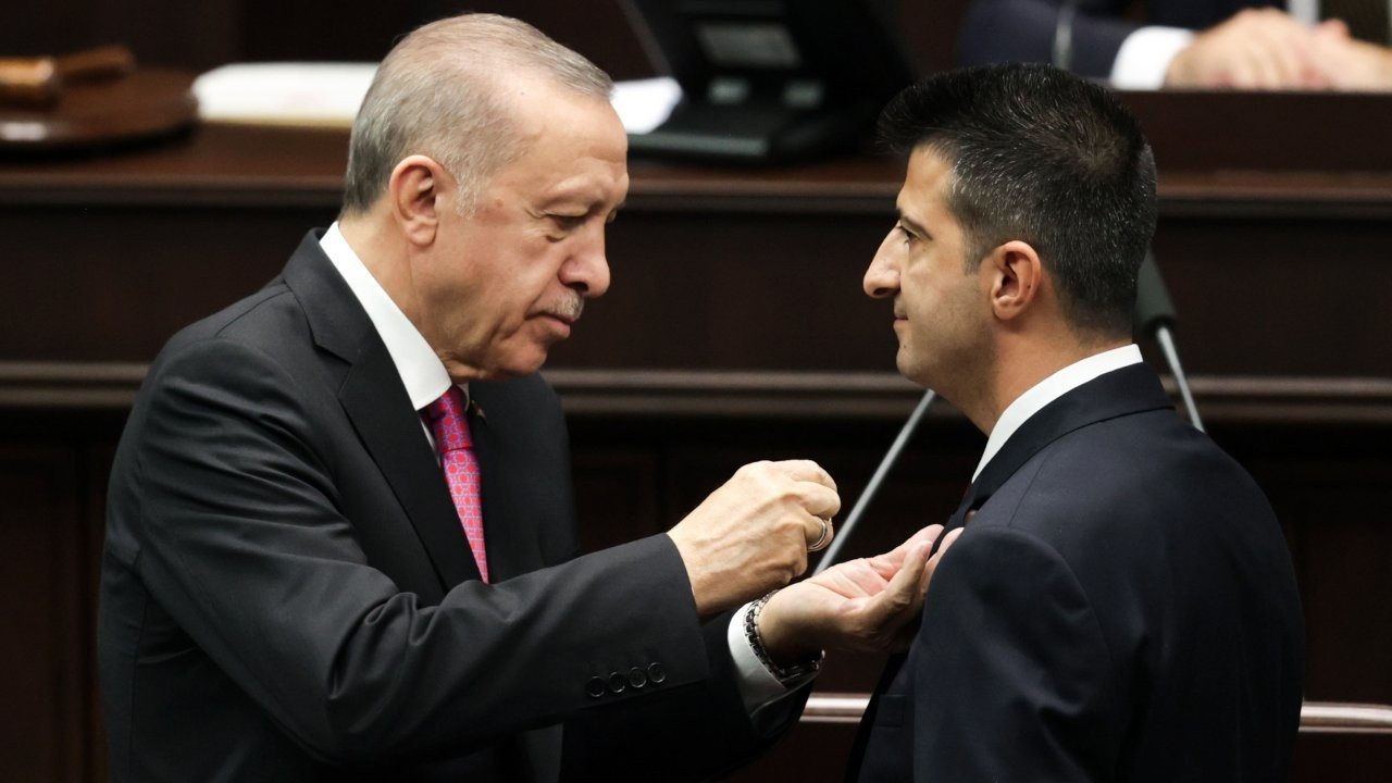 Erdoğan Çelebi'ye rozet taktı, çocuk talimatı verdi