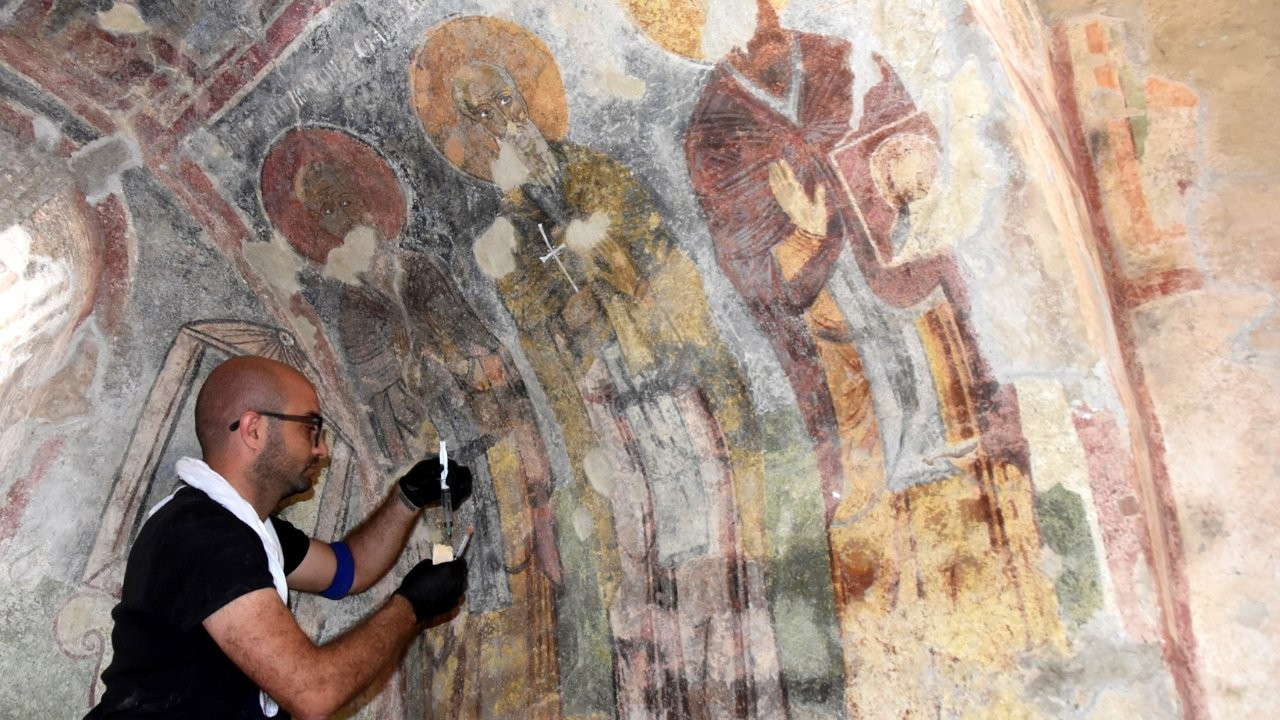 Antalya'da 11'inci yüzyıldan duvar resimleri bulundu