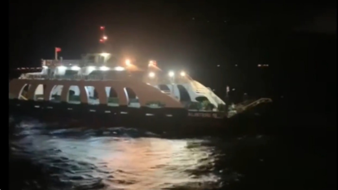 Marmara Adası açığında sürüklenen feribot kurtarıldı