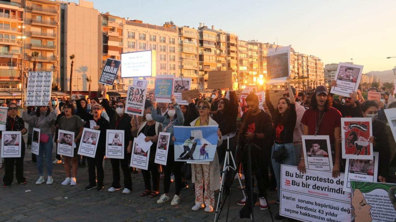 İzmir'de İranlı kadınlardan protesto: 'Yaşasın cesaret'
