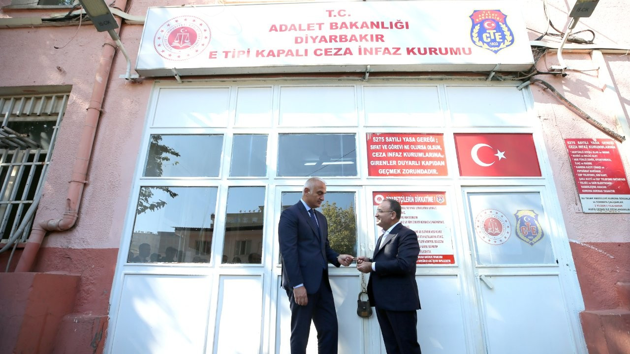 Adalet Bakanı Bozdağ Diyarbakır Cezaevi anahtarını Kültür ve Turizm Bakanı Ersoy'a verdi