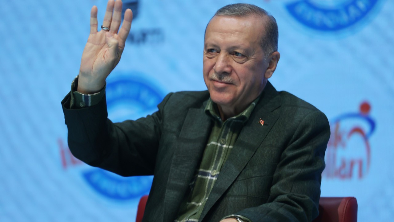 Erdoğan: Biz Diyarbakır'ın ciğeri varken, birileri gibi FETÖ'cülerle benzin istasyonlarında hamburger yemeyiz