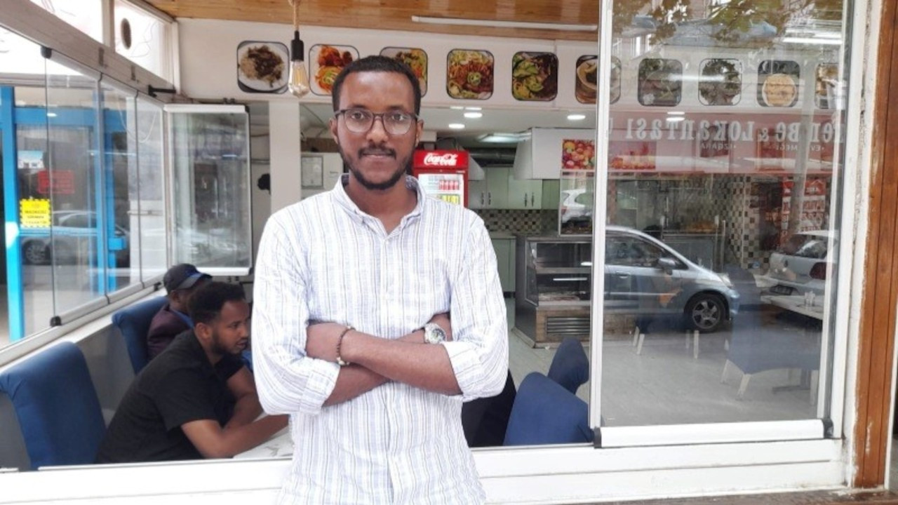Irkçı muameleye uğrayan Somalili Abdullah serbest bırakıldı
