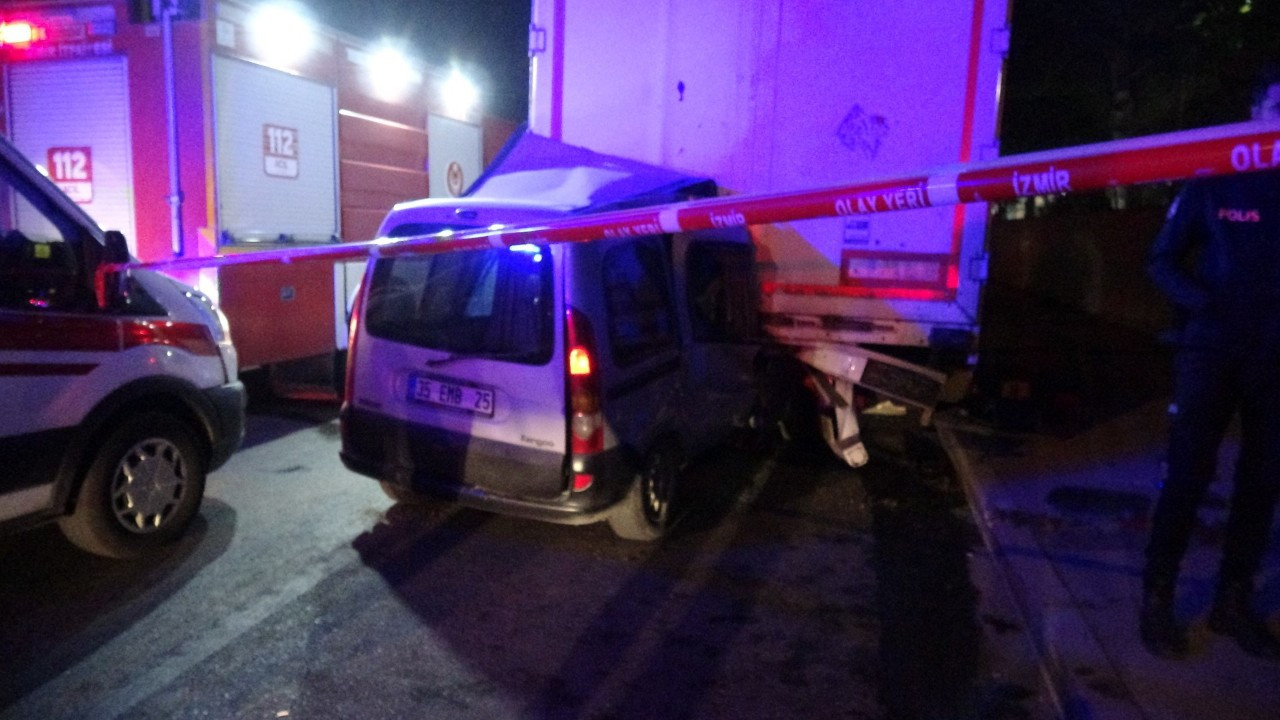 İzmir'de hafif ticari araç park halindeki tıra çarptı: 1 ölü