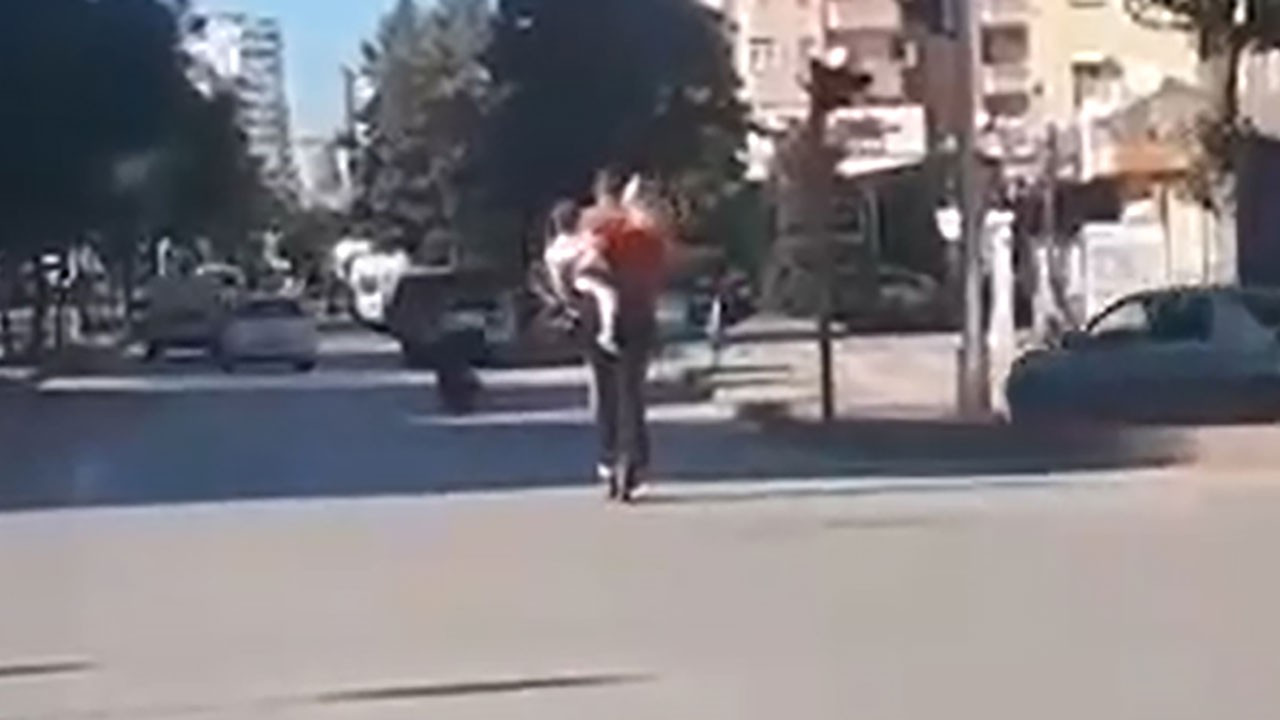 İşlek caddede bebekleriyle scooter'a bindiler