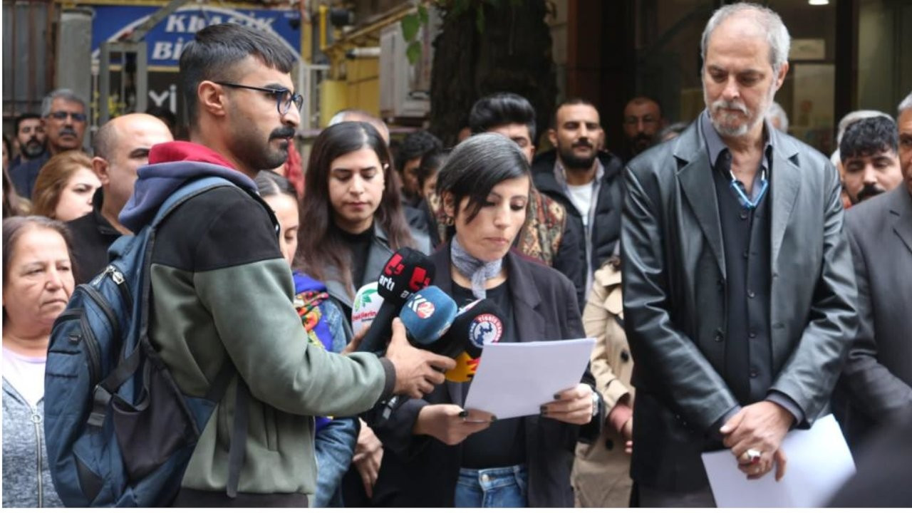 Gazetecilerin gözaltına alınmasına tepki: Yazmaya devam edeceğiz
