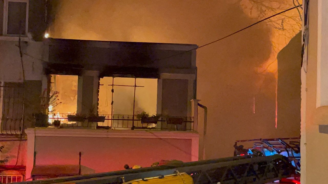 Beyoğlu’nda bir binada başlayan yangın 5 binaya sıçradı - Sayfa 1