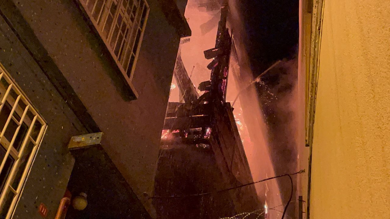 Beyoğlu’nda bir binada başlayan yangın 5 binaya sıçradı - Sayfa 2