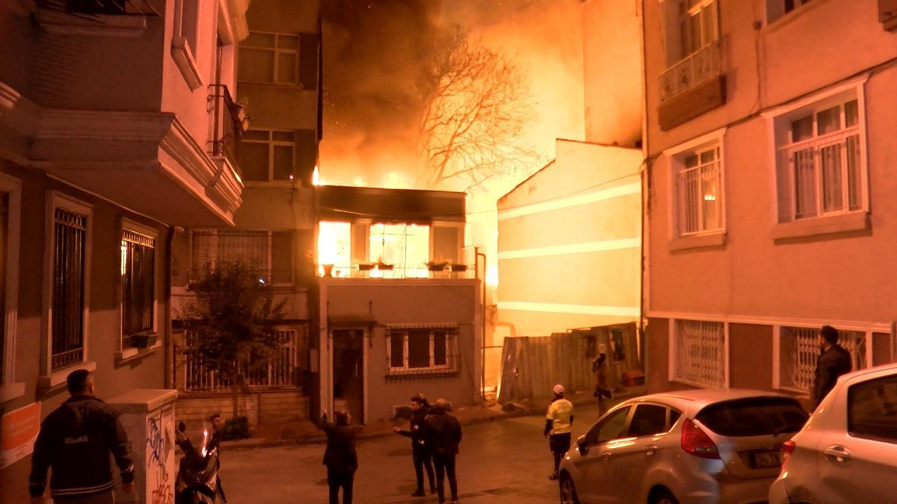 Beyoğlu’nda bir binada başlayan yangın 5 binaya sıçradı
