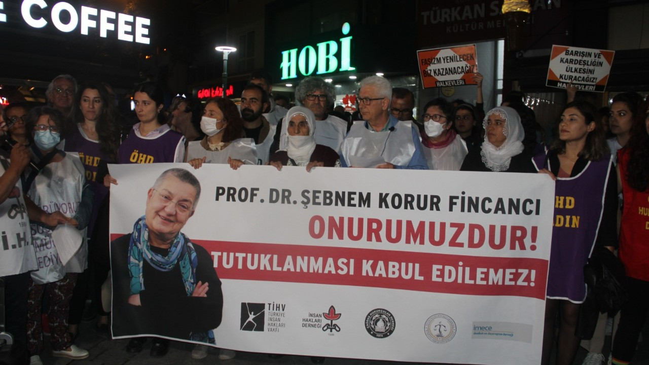 İzmir'de Fincancı’nın tutuklanması protesto edildi: Susmuyoruz