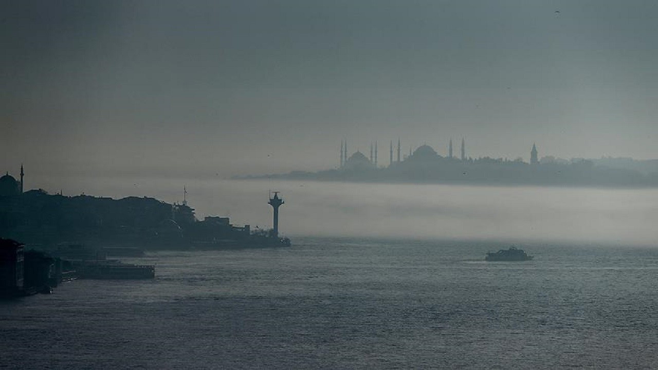 İstanbul'da boğaz trafiğine sis engeli