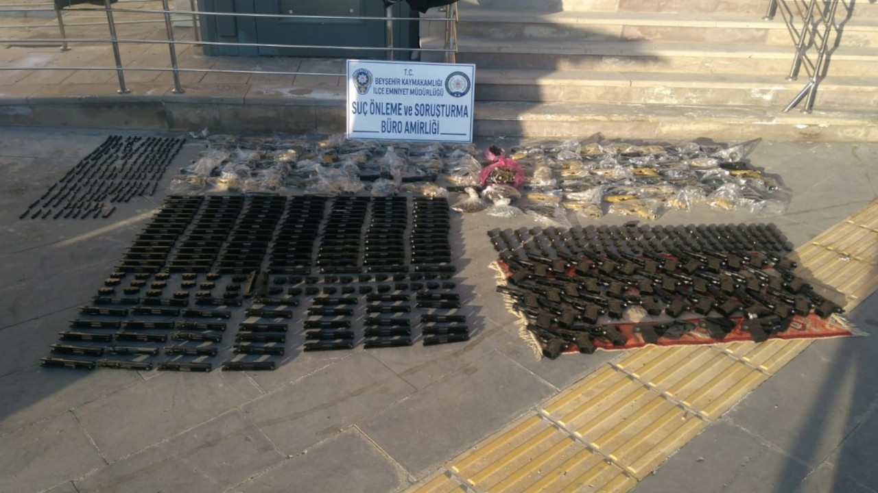 Konya'da polisten kaçan minibüsten 140 silah çıktı