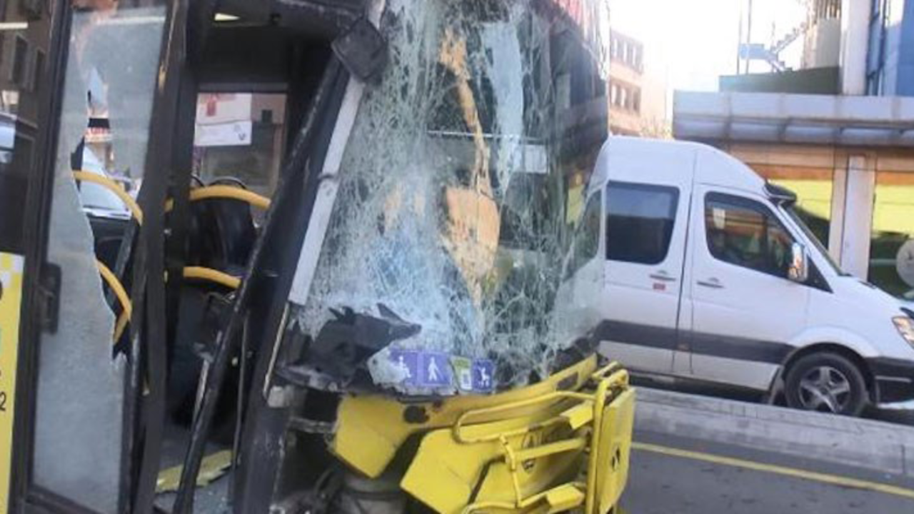 Kadıköy'de kaza: İETT otobüsü önce araçlara sonra müze duvarına çarptı