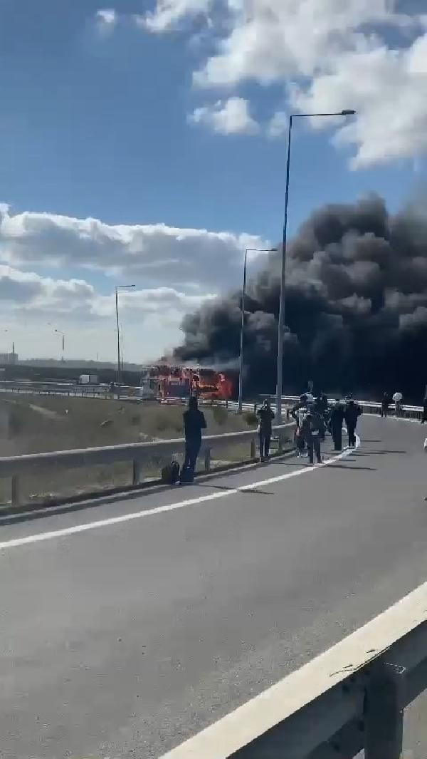 İstanbul'da şehirler arası yolcu otobüsü alev aldı - Sayfa 1