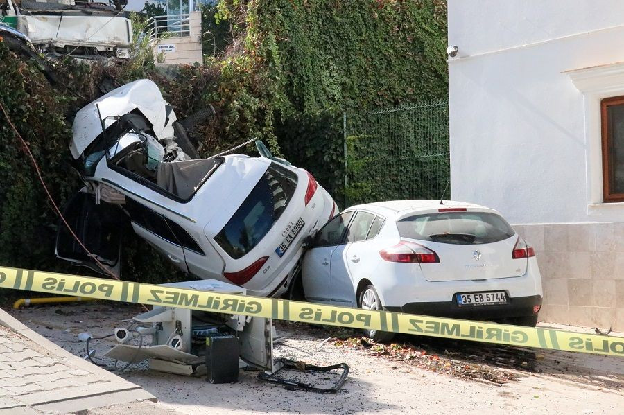 İzmir'de kamyonun sürüklediği otomobil site bahçesine düştü: 1 ölü, 6 yaralı - Sayfa 1