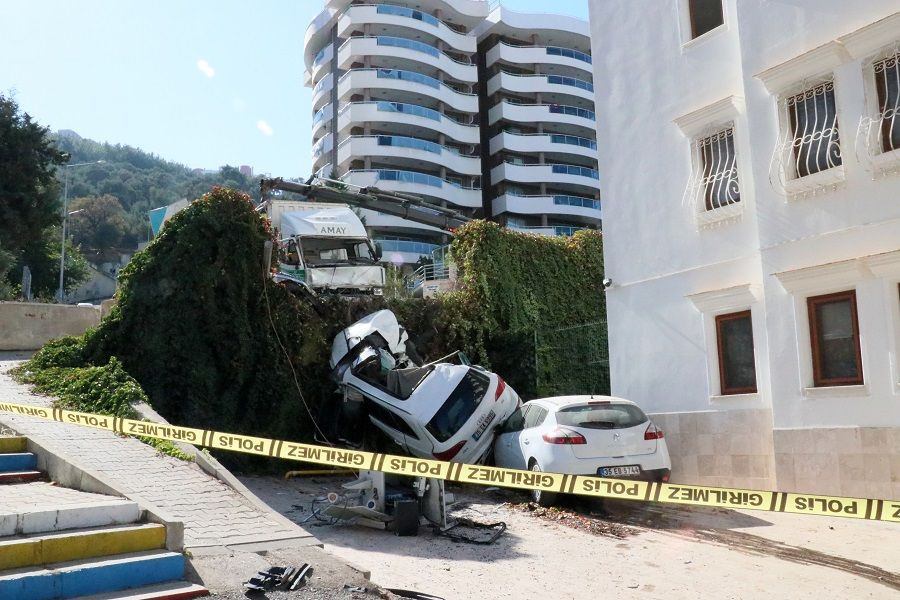 İzmir'de kamyonun sürüklediği otomobil site bahçesine düştü: 1 ölü, 6 yaralı - Sayfa 2