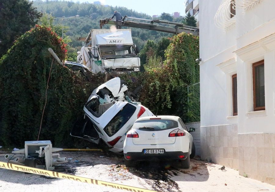 İzmir'de kamyonun sürüklediği otomobil site bahçesine düştü: 1 ölü, 6 yaralı - Sayfa 3