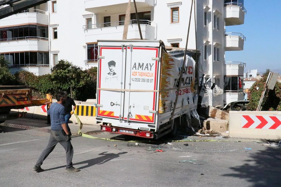 İzmir'de kamyonun sürüklediği otomobil site bahçesine düştü: 1 ölü, 6 yaralı - Sayfa 4