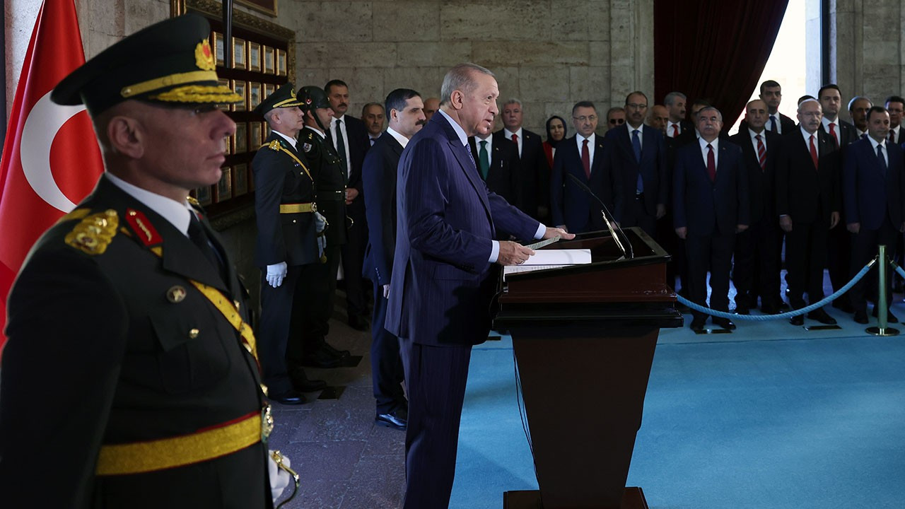 Erdoğan, Anıtkabir’de: Aziz Atatürk, Cumhuriyet'imizi ilelebet payidar kılmak için var gücümüzle çalışıyoruz