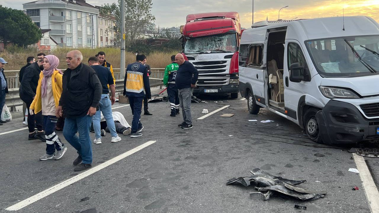 Hafriyat kamyonu işçi servisine çarptı: 7 yaralı