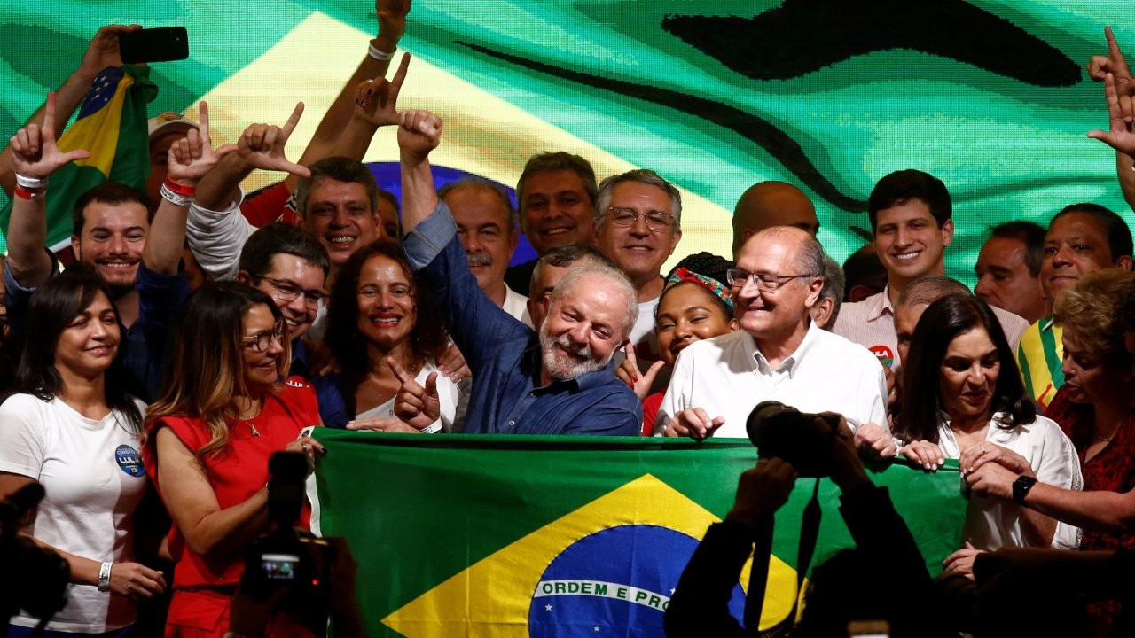 Brezilya'da 11 yıl sonra yeniden devlet başkanı seçilen Lula kimdir?