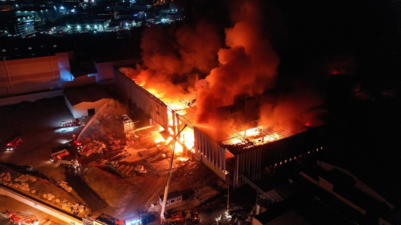 Bursa'da tekstil fabrikasında yangın: Yakındaki öğrenci yurdu boşaltıldı