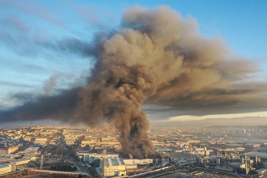 Bursa'da tekstil fabrikasında çıkan yangın kontrol altına alındı: Kenti duman kapladı - Sayfa 1