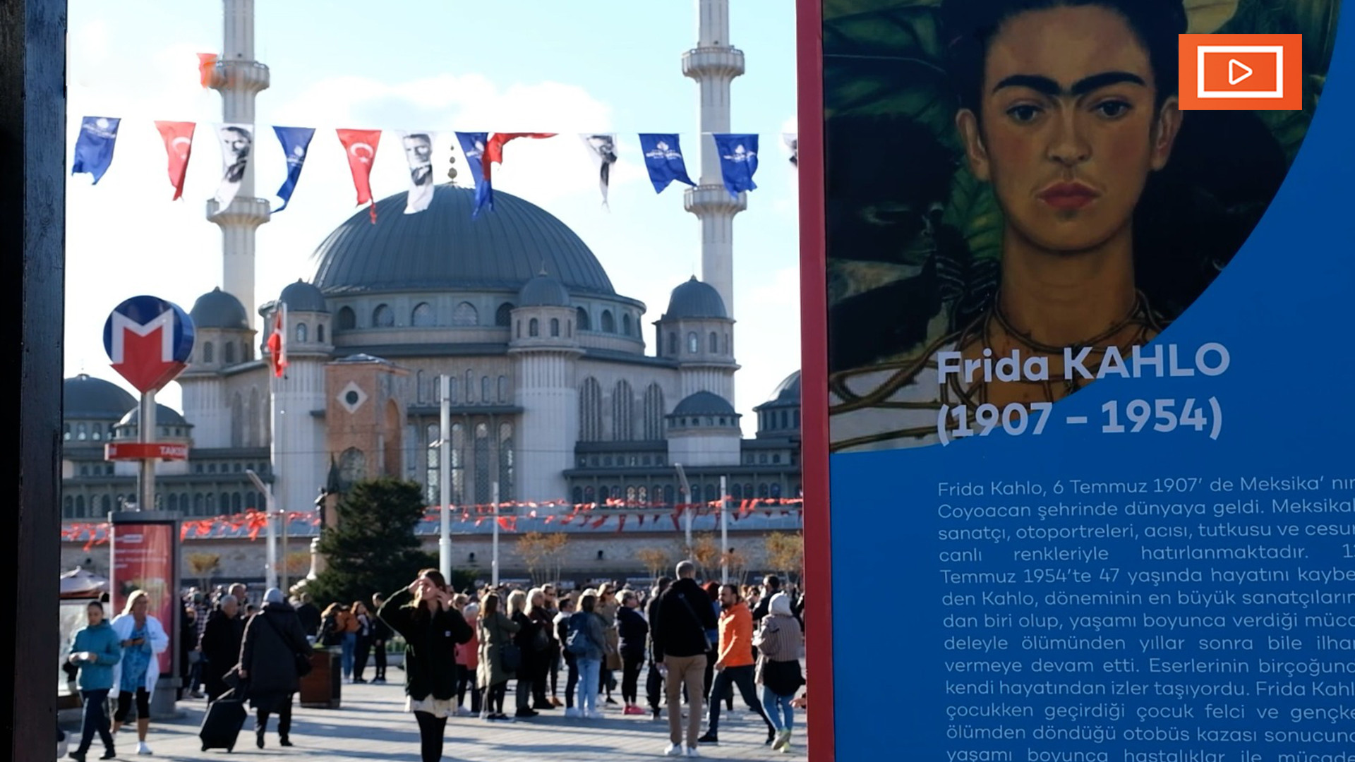Beyoğlu Kültür Yolu Festivali: Meydana dikilmiş kartondan Kahlo başı