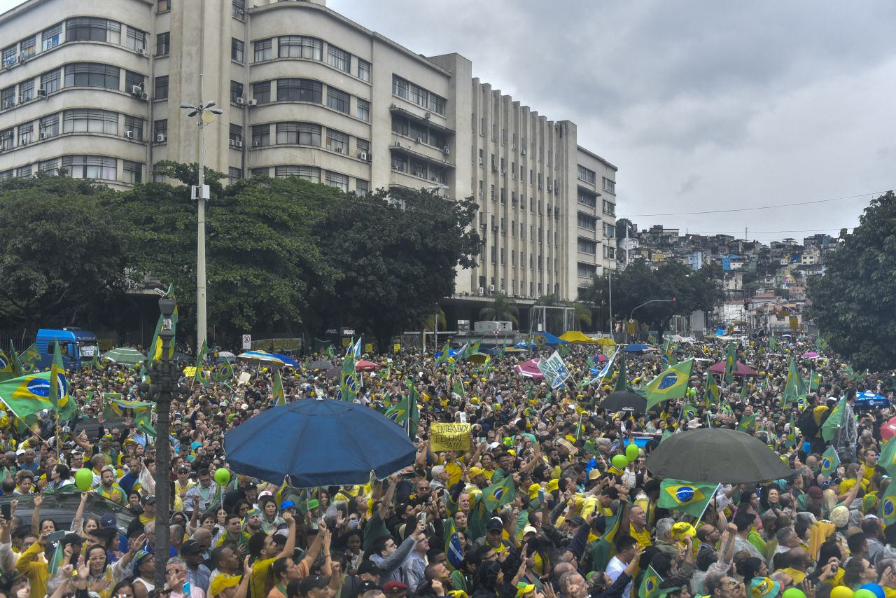 Bolsonaro taraftarları, askeri birliklerin önünde toplanıp darbe çağrısı yaptı - Sayfa 2