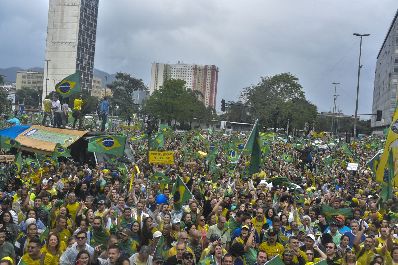 Bolsonaro taraftarları, askeri birliklerin önünde toplanıp darbe çağrısı yaptı - Sayfa 3