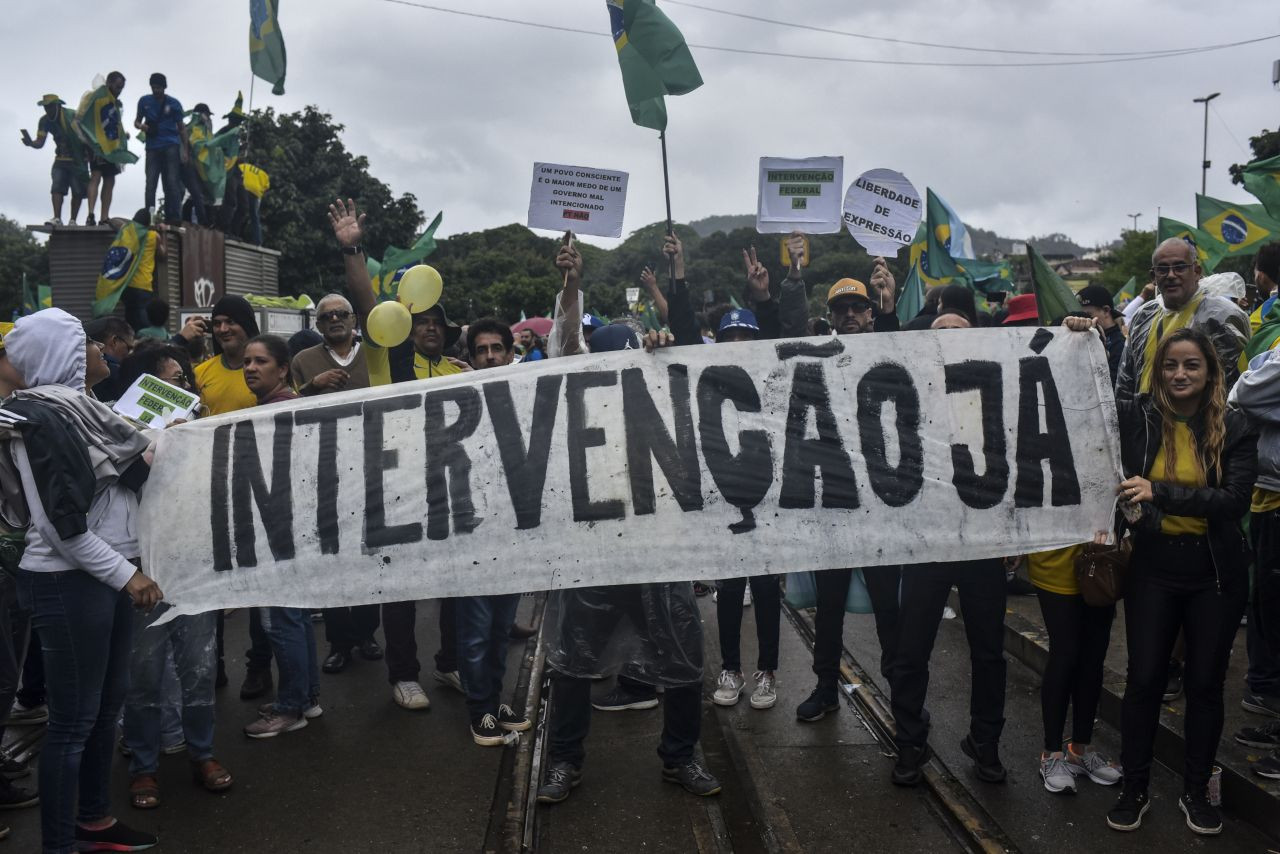 Bolsonaro taraftarları, askeri birliklerin önünde toplanıp darbe çağrısı yaptı - Sayfa 4