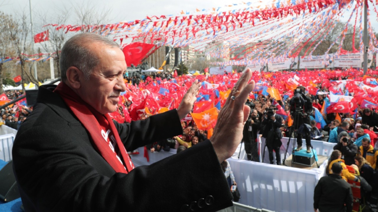 Öğrencilere mesaj: Erdoğan'ı karşılamaya gidenlere eşofman hediye