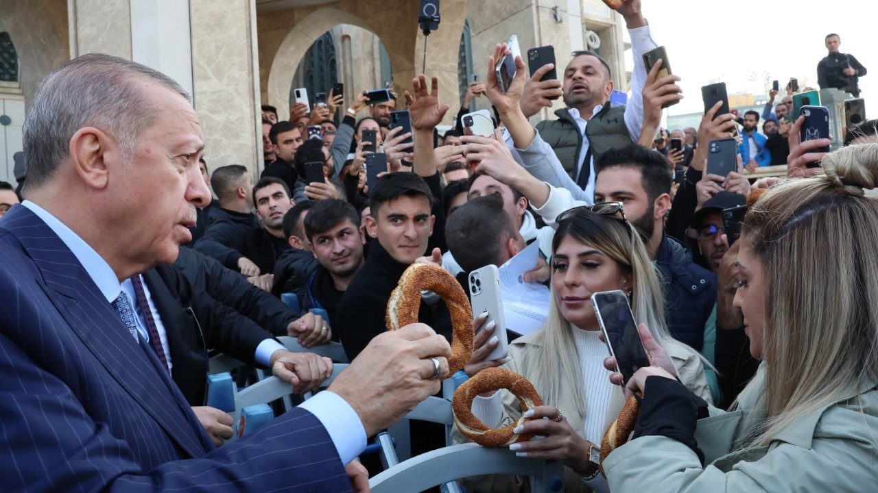 Erdoğan Taksim'de namaz kılıp simit dağıttı