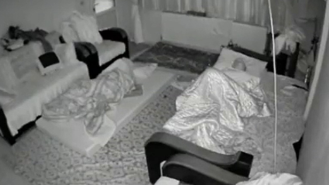 İzmir'de depreme uykuda yakalanan aile kamerada