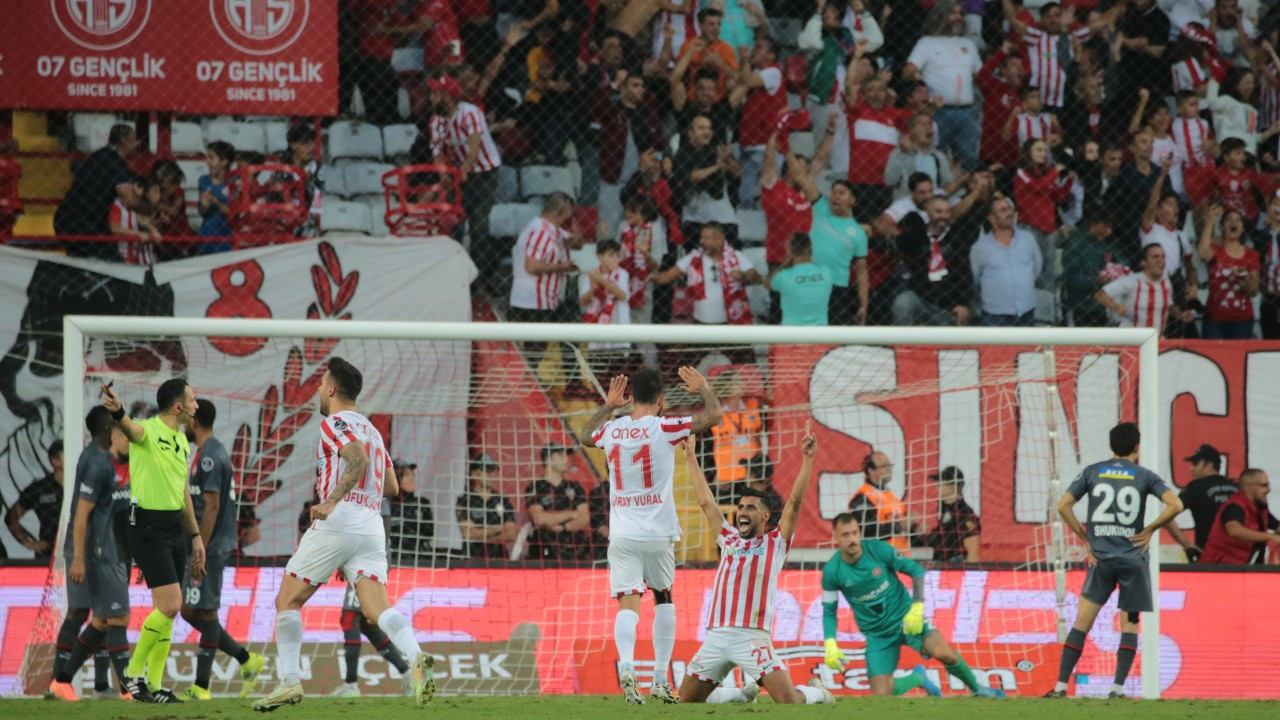 Antalyaspor 2-0 geri düşüp 4 golle kazandı